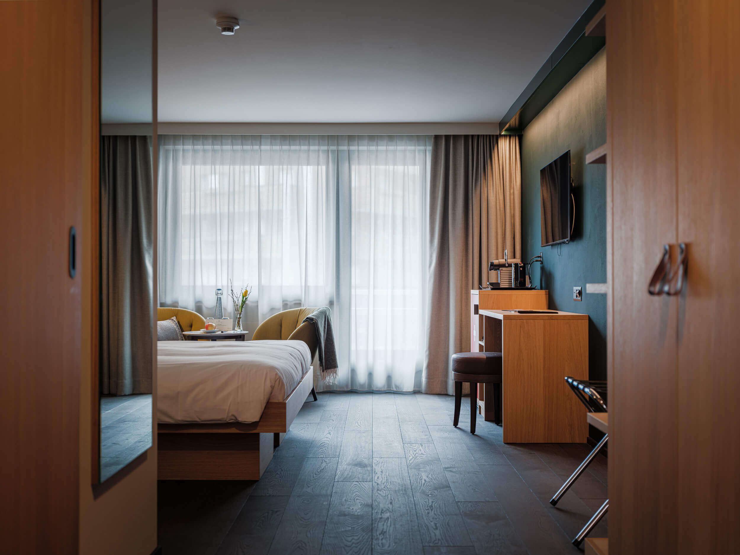 Doppelzimmer im Hotel National Zermatt mit Blick auf das Dorf und umliegende Berge